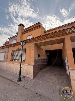 Casa adosada en venta en Quintanar del Rey