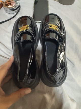 Mocasines negros brillantes sin estrenar
