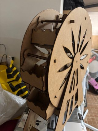 Noria de madera decorativa