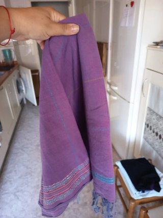 Pañuelo morado con detalles dorados
