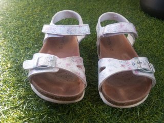 Zapatillas y sandalias niña