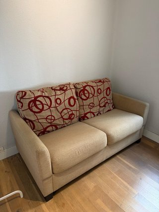 Sofá cama beige y rojo