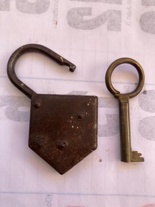 Candado antiguo de metal