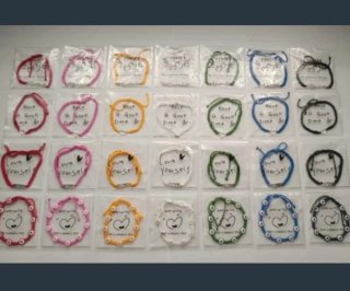Pulseras personalizadas con letras y corazones...
