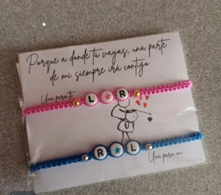 Pulseras personalizadas con letras y corazones...