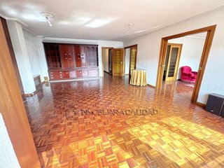 Piso en venta en Plaza España - Villa Pilar - Reyes Católicos - Vadillos en Burgos