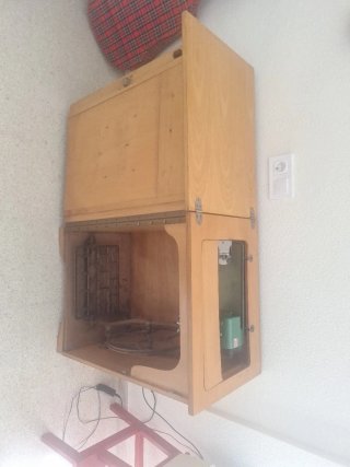 Máquina de coser antigua con motor y mueble