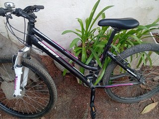 Bicicleta de montaña negra