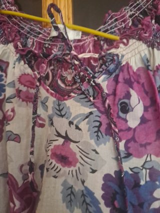 Camisa floral morada y blanca