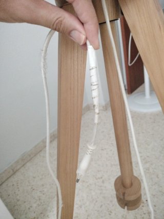 Lámpara de pie trípode Ikea madera y tela.