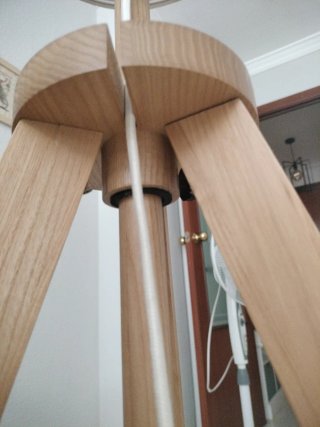 Lámpara de pie trípode Ikea madera y tela.