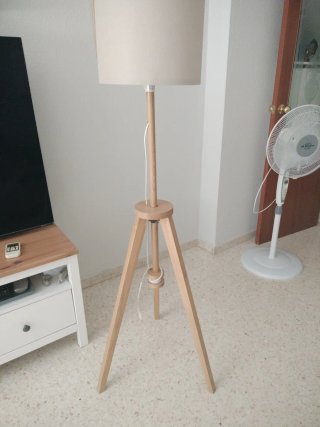 Lámpara de pie trípode Ikea madera y tela.