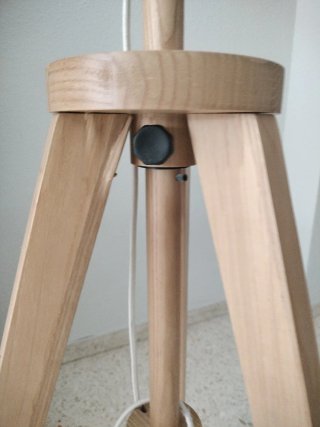 Lámpara de pie trípode Ikea madera y tela.