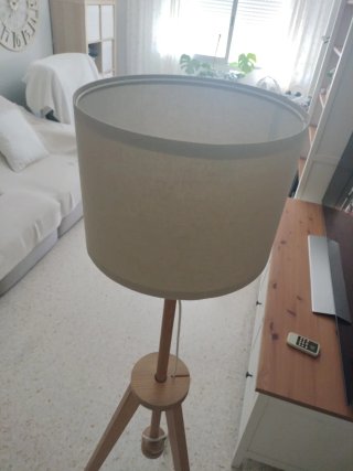 Lámpara de pie trípode Ikea madera y tela.