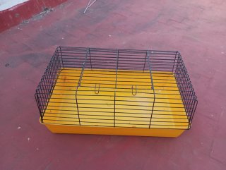 Jaula para mascotas negra y amarilla