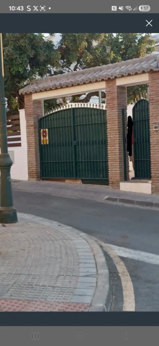 Puerta de garaje metálica verde
