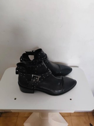 Botines negros con tachuelas y hebillas
