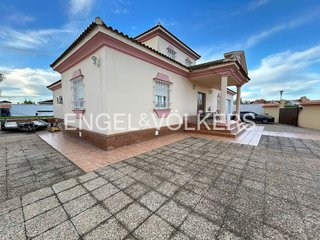 Chalet en venta en Las Almenas en Tomares