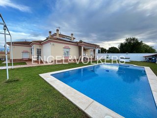 Chalet en venta en Las Almenas en Tomares