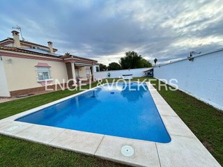 Chalet en venta en Las Almenas en Tomares