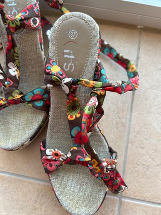 Sandalias cuña florales talla 37