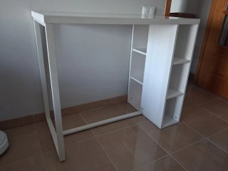 Isla/barra blanca con estanterías
