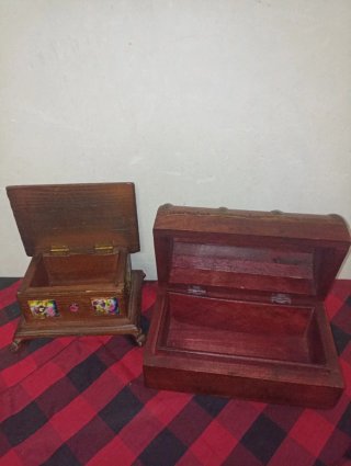 Pareja de cajitas de madera decoradas