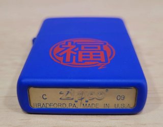 Accendino Zippo blu con simbolo della fortuna