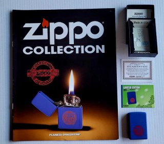 Accendino Zippo blu con simbolo della fortuna