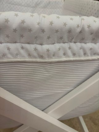 Minicuna de madera blanca con ruedas