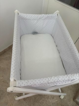 Minicuna de madera blanca con ruedas