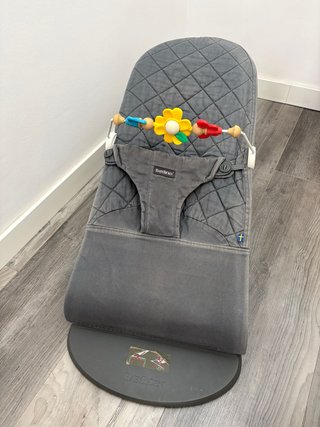 Hamaca Babybjörn funda gris con accesorio juguete