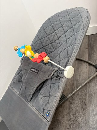 Hamaca Babybjörn funda gris con accesorio juguete