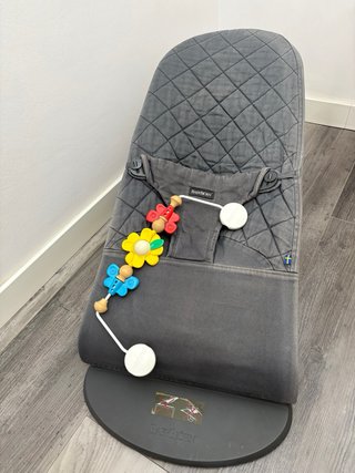 Hamaca Babybjörn funda gris con accesorio juguete