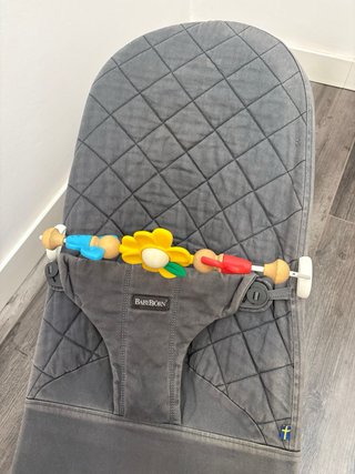 Hamaca Babybjörn funda gris con accesorio juguete