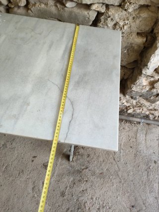 Mesa de mármol con estructura metálica
