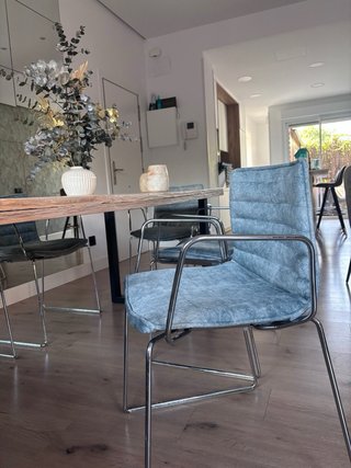 Mesa madera natural y 6 sillas tapizadas