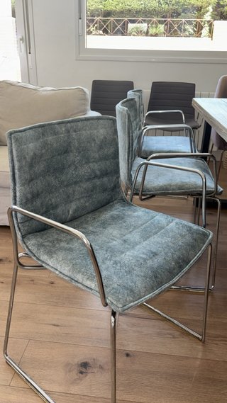 Mesa madera natural y 6 sillas tapizadas