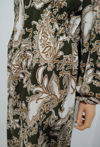 Vestido verde con estampado paisley