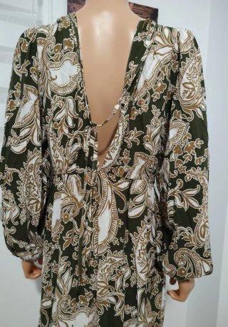 Vestido verde con estampado paisley
