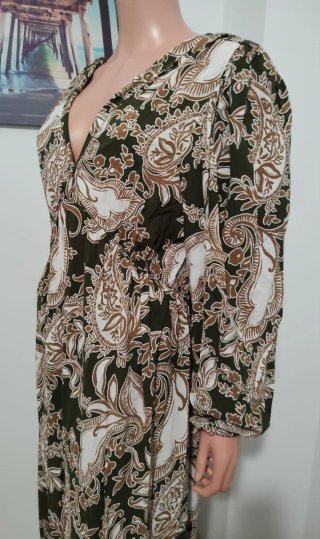 Vestido verde con estampado paisley