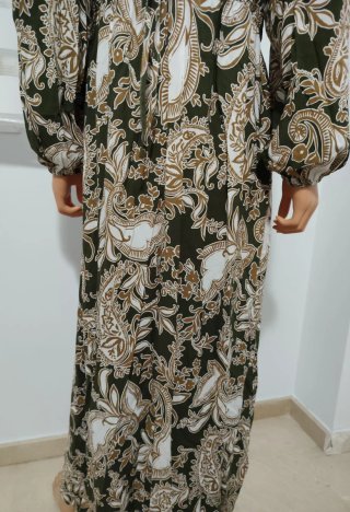 Vestido verde con estampado paisley