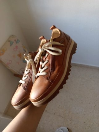 Zapatos marrones de cordones y cremallera