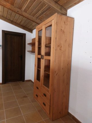 Armario y Estanterías de Madera y Cristal