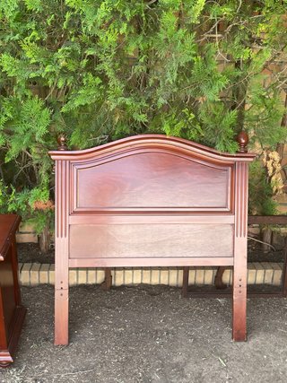 Cabecero de madera marrón