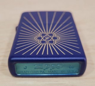 Zippo blu con design atomico, EDIZIONE LIMITATA.
