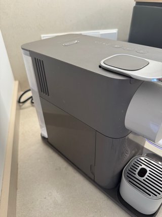 Cafetera DeLonghi Nespresso Gris