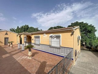 Chalet en venta en Poleares en Lucena