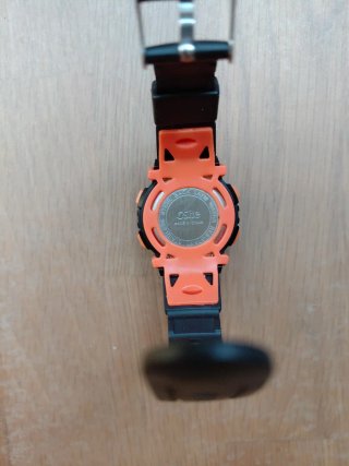 Reloj deportivo con luces de colores