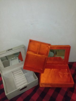 Pareja de joyeros beige y naranja